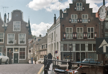 22536 Gezicht op de voorgevels van de panden Oudegracht 323 (links) - 321te Utrecht met in het midden de Geertestraat; ...